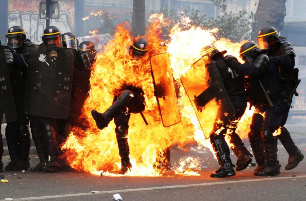 CRS incendié pendant le défilé du 1er mai à Paris 2017. Photo AFP